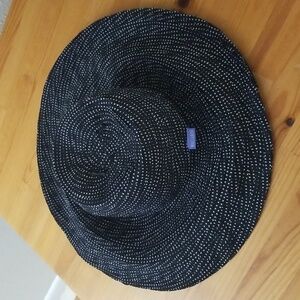 Wallaroo scrunchie hat In Excellent condition Black With White Polka Dots
